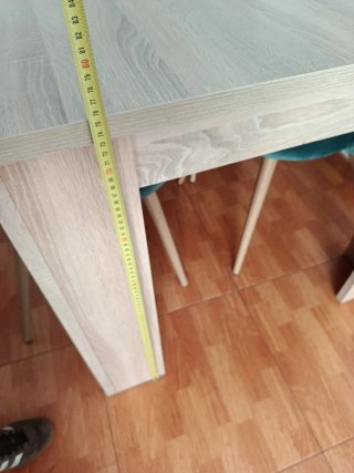 Mesa extensible con 4 sillas de regalo.