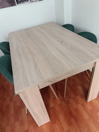 Mesa extensible con 4 sillas de regalo.