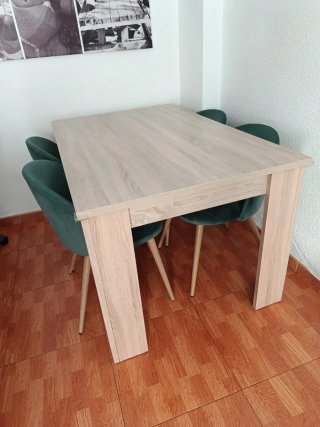 Mesa extensible con 4 sillas de regalo.