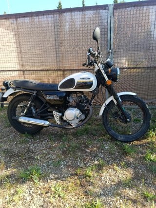 Moto Caferacer Hanway 125cc Blanca y Negra