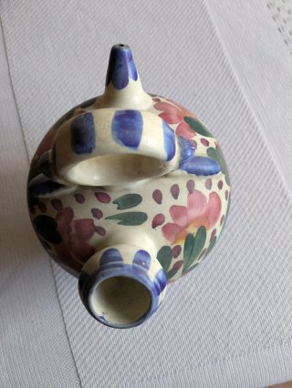 Botijo de cerámica pintado a mano