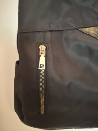 Mochila negra con múltiples compartimentos