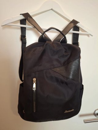 Mochila negra con múltiples compartimentos