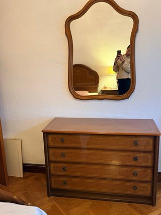 Habitación: 2 camas, cómoda, mesilla