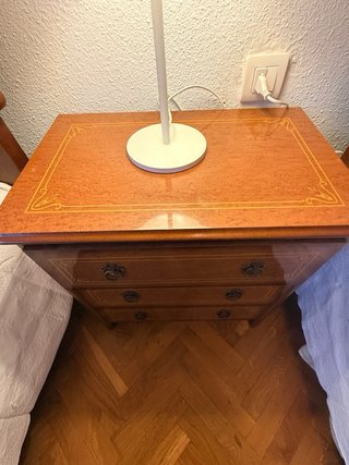 Habitación: 2 camas, cómoda, mesilla