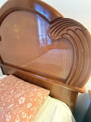 Habitación: 2 camas, cómoda, mesilla