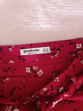 Falda corta floral roja Stradivarius T.42