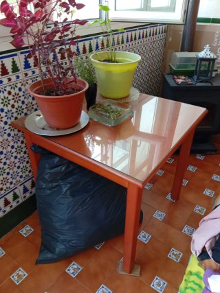 Mesa de madera con cristal marrón