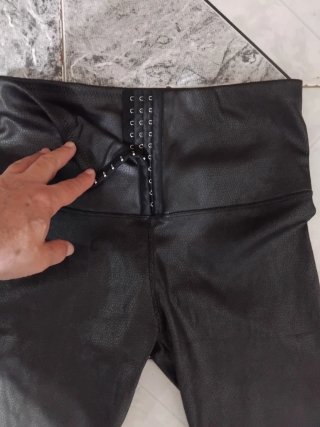 Pantaloni neri effetto pelle