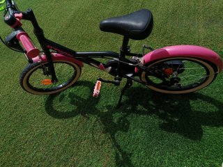 Bicicleta infantil rosa y negra