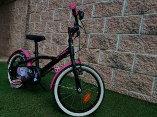Bicicleta infantil rosa y negra