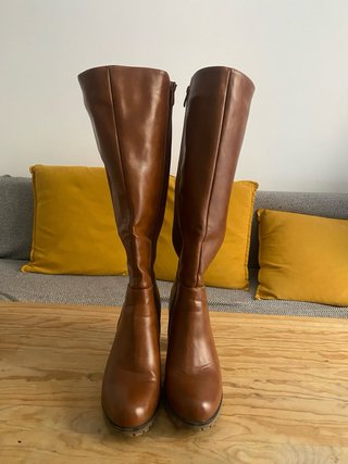 Botas altas marrones con tacón.