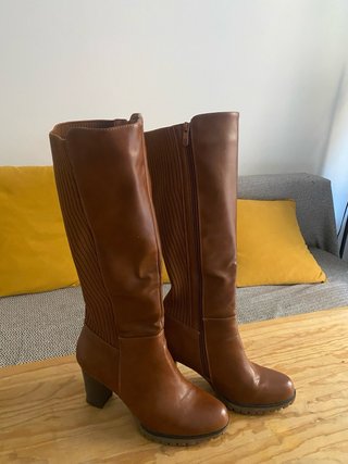 Botas altas marrones con tacón.