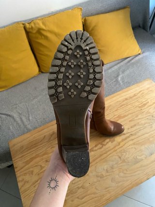 Botas altas marrones con tacón.