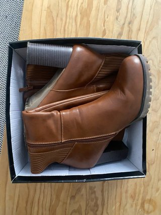 Botas altas marrones con tacón.