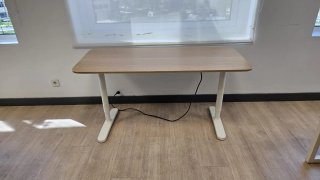 Escritorio Ikea BEKANT, 140x60 cm, chapa de roble