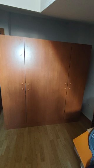 Amplio armario madera 2 puertas