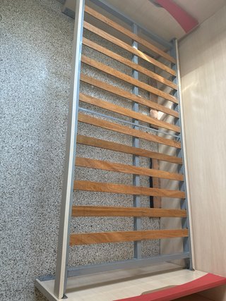 Estructura de cama con cajones de madera