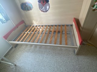 Estructura de cama con cajones de madera