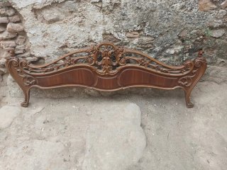 Cabecero y piecero de madera tallada