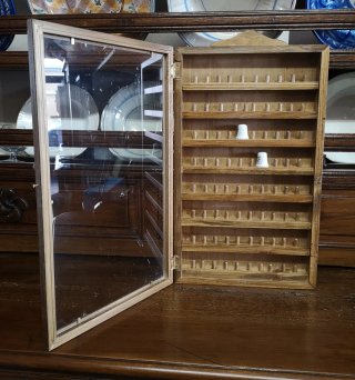 Vetrina in legno per 80 ditali