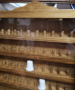 Vetrina in legno per 80 ditali