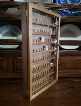 Vetrina in legno per 80 ditali