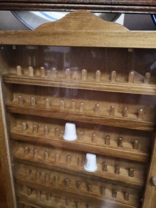 Vetrina in legno per 80 ditali