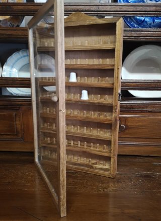Vetrina in legno per 80 ditali