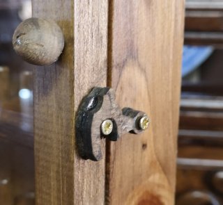 Vetrina in legno per 80 ditali