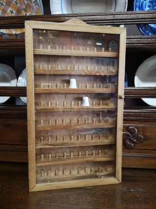 Vetrina in legno per 80 ditali