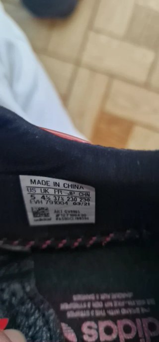 Zapatillas Adidas Negras y Rojas