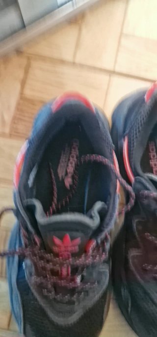 Zapatillas Adidas Negras y Rojas
