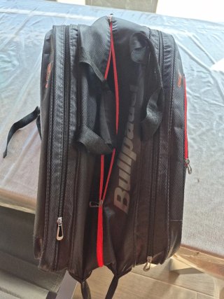 Paletero Padel Bullpadel Negro/Rojo