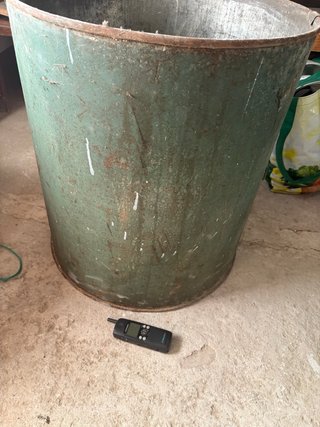 Depósito antiguo metálico