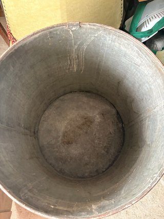 Depósito antiguo metálico