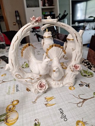 Figuras de porcelana elefante y palomas