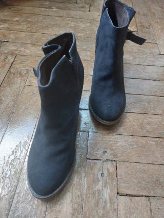 Botines de ante negros y tacón