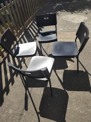 Juego de 4 sillas negras de plástico