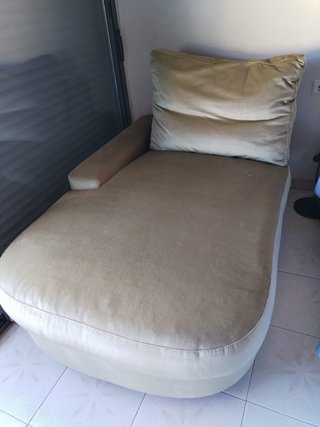 Mueble sofá beige y negro con patas