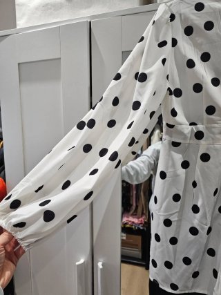 Vestido de lunares blanco y negro