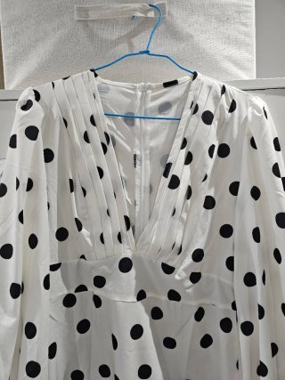 Vestido de lunares blanco y negro