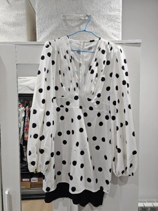 Vestido de lunares blanco y negro