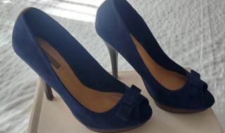 Zapatos de ante con tacón y lazo
