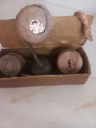 Caja Singer con hilos y accesorios