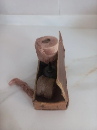 Caja Singer con hilos y accesorios