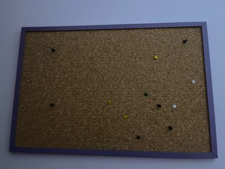 Tablero de corcho morado y marrón