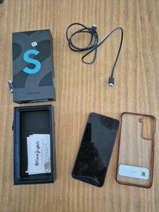 Samsung Galaxy S22 con scatola e accessori