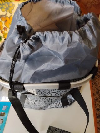 Cesta de bicicleta con diseño de letras
