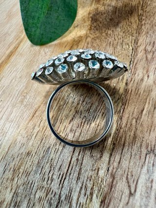 Anillo plateado con brillos